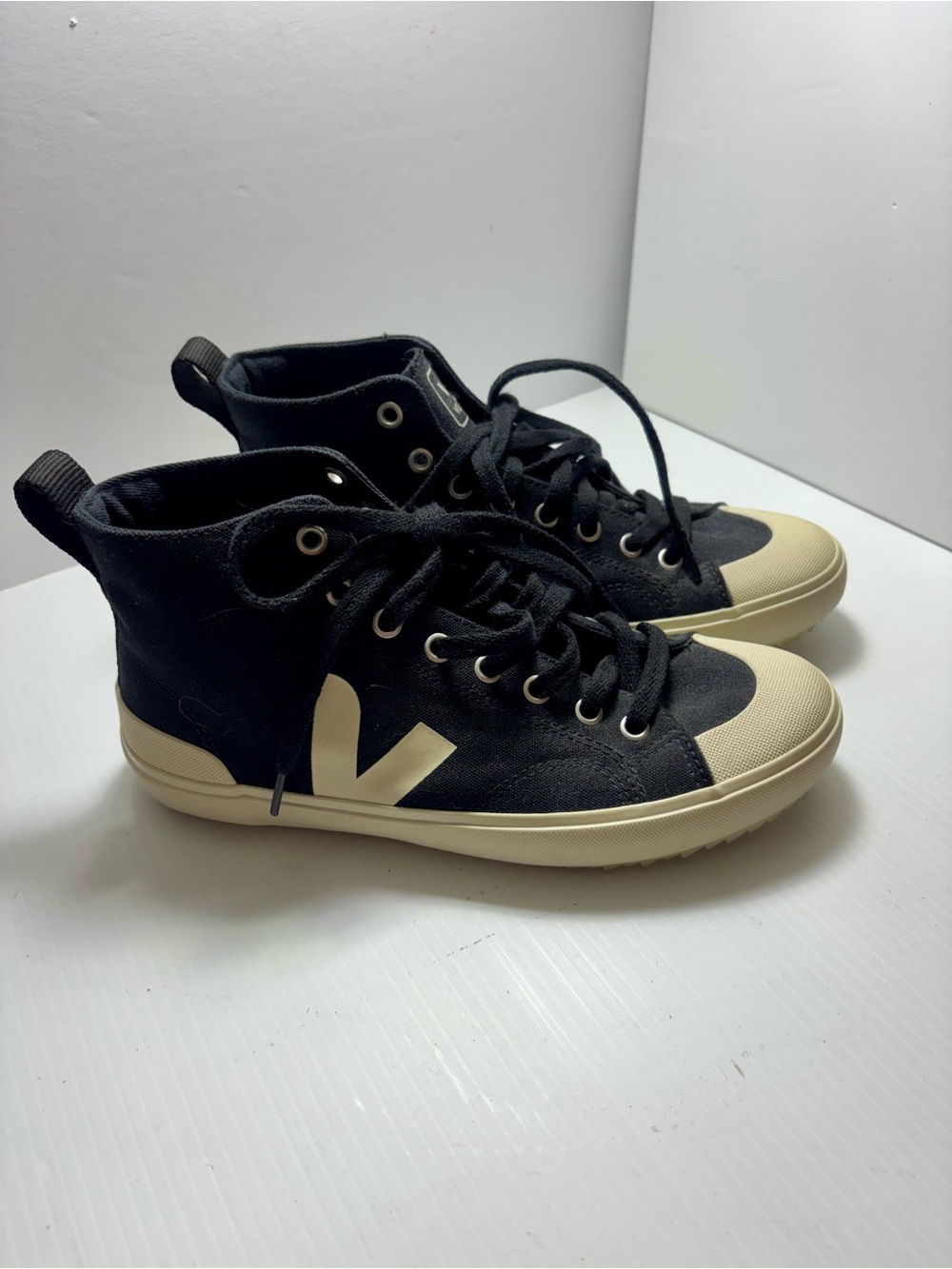 VEJA SHOES.